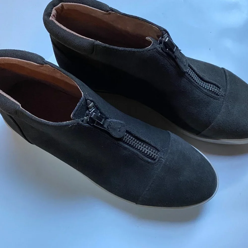 GENTLE SOULS by Kenneth Cole suede sneakers - Picture 2 of 9